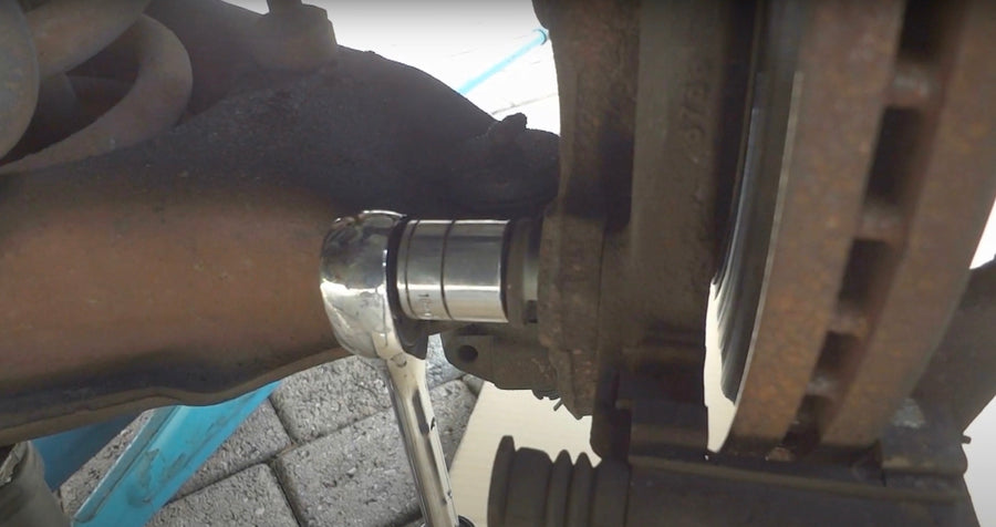 Removing wheel hub from 1997 Ford F-150 with socket