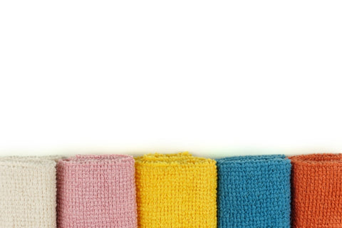 microfiber-cleaning-cloth-isolatedcolored-microfiber-cloths-lying-row