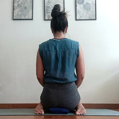 Virasana auf Kissen