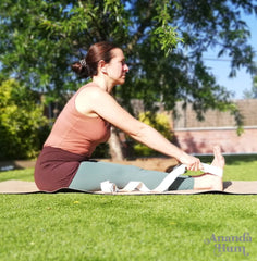 inclinación hacia delante con silla yoga fácil