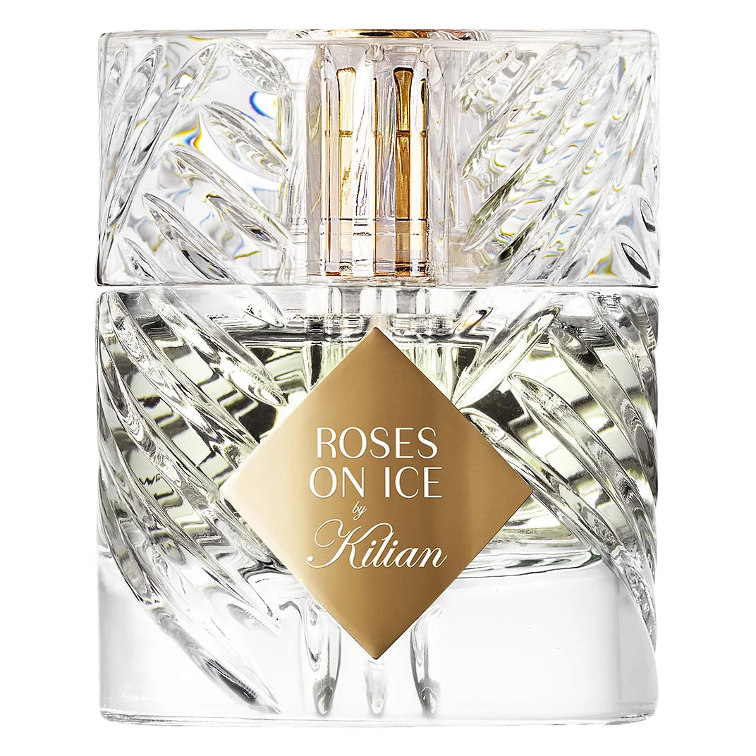 <h1>THE LIQUORS<br data-mce-fragment="1">
</h1>
<p><strong><i>Eau de Parfum - Refillable Vapo spray 50ml</i></strong><br data-mce-fragment="1"></p>
<h2>ROSES ON ICE<br data-mce-fragment="1">
</h2>
<h3><strong>L'ISPIRAZIONE DI KILIAN HENNESSY</strong></h3>
<p>resentando una nuova collezione, Kilian Hennessy ha sentito che era giunto il momento di rendere omaggio al suo patrimonio, in quanto erede della rinomata famiglia di produttori di cognac francesi, e alla sua scelta di intossicanti olfattivi per guidare la notte verso l'alba. Per la prima volta in collaborazione con il profumiere Franck Voelkl, Kilian Hennessy ha voluto ricreare la degustazione del "gin on the rocks" con una spruzzata di calce, ricordando la bevanda preferita della moglie. <br data-mce-fragment="1"></p>
<h2><strong>LA STORIA DELLA FRAGRANZA</strong></h2>
<p>Qualcuno vuole delle note di gin, distillato con rosa e cetriolo? Il profumo Roses on Ice si apre con la freschezza acquatica del cetriolo e l'elevazione aromatica delle bacche di ginepro, creando una sensazione di ghiaccio, arrotondata in accordo con la voluttuosa Rosa Centifolia. Su un fondo secco di legno di sandalo e muschio, il profumo esprime il carattere pungente, ma profondamente infuso, del gin consumato nel suo ideale. <br data-mce-fragment="1"></p>
<h3>DETTAGLI<br>
</h3>
<p>Il flacone dei profumi della collezione <strong>THE LIQUORS</strong> si presenta come un essenziale speakeasy, come i bicchieri art deco per richiamare i bar più favolosi. Sul vetro pesato è inciso l’emblematico motivo K per lanciare e catturare la luce da tutte le angolazioni, rifinito da una placca dorata a forma di diamante firmata in serigrafia bianca. Questi dettagli portano una garanzia di lusso che non deve essere effimero, ma deve durare per tutta la vita. Come tale questo profumo è ricaricabile.<br></p>
<h3>NASO PROFUMIERE<br data-mce-fragment="1">
</h3>
<p>Frank Voelkl<br data-mce-fragment="1"></p>
<h3>NOTE OLFATTIVE<br data-mce-fragment="1">
</h3>
<p>Testa: <strong>Cetriolo.</strong> <br data-mce-fragment="1">Il profumo si apre con note vivide e acquatiche di cetriolo. Per ottenere l'esperienza multisensoriale e arricchire la fragranza di texture, emozione e innovazione Kilian ha usato la tecnologia "Smell the Taste".<br data-mce-fragment="1"></p>
<p>Cuore: <strong>Rosa e Ginepro.</strong><br data-mce-fragment="1">L'essenza delle bacche di ginepro garantisce una freschezza intensa e aromatica che eleva il ricordo della freschezza del Gin ghiacciato. Il profumo è avvolto dalla sensualità elegante della Rosa centifoglia.<br data-mce-fragment="1"></p>
<p>Fondo: <strong>Muschio bianco e Legno di sandalo.</strong><br data-mce-fragment="1">La morbidezza del legno di sandalo è la perfetta nota di fondo per la Rosa, grazie all'aspetto dolce e fiorito. Il muschio bianco assicura l'intensità nel fondo.</p>
<h3>PIRAMIDE OLFATTIVA</h3>
<p>Note di testa: Cetriolo, Rosa</p>
<p>Note di cuore: Bacche di ginepro</p>
<p>Note di fondo: Muschio, Legno di Sandalo</p>