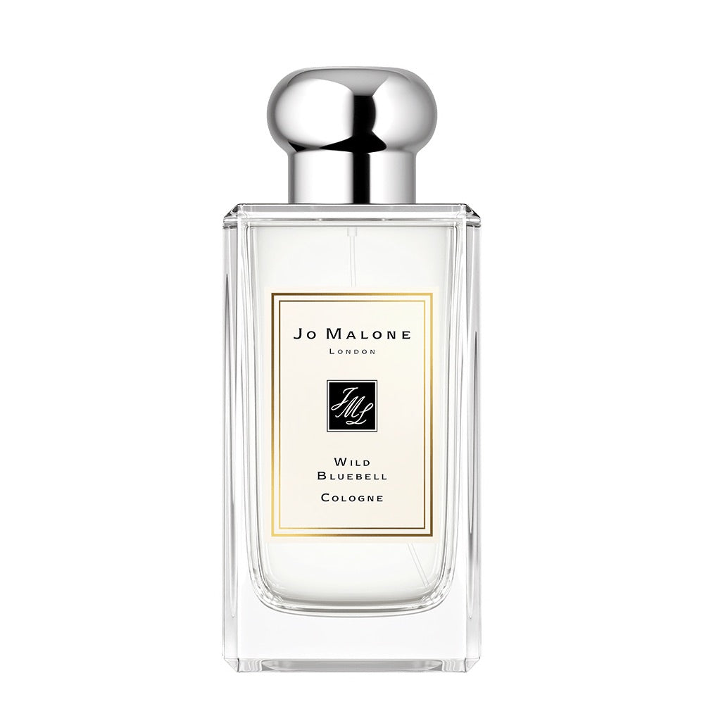 <h1>
<em>﻿</em>﻿JO MALONE<br>
</h1>
<p><em><strong>Eau de Parfum - Vapo Spray</strong></em></p>
<h2>WILD BLUEBELL</h2>
<p>Vivaci fiori color zaffiro in un bosco ombreggiato. La delicata dolcezza delle campanule bagnate dalla rugiada, pervase dal mughetto e dalla rosa canina, unita a un tocco sensuale di cachi. Ipnotizzante.</p>
<p><strong>FAMIGLIA OLFATTIVA: FIORITA LEGGERA</strong></p>
<p>Delicate. Fresche. Ricercate. Fiori classici, reinterpretati con un tocco contemporaneo.</p>
<p><strong>NOTE OLFATTIVE</strong></p>
<p><strong>Nota di testa: Campanellino blu</strong><br>Un accordo di fiori di campo, mescolati con note di foglie verdi e croccanti, la dolcezza balsamica dei boccioli di chiodi di garofano speziati e un sottile accento di rugiada.</p>
<p><strong>Nota di cuore: Persimmon</strong><br>Una nota di pesca lattea con sfumature pulite e cremose.</p>
<p><strong>Nota di fondo: Muschio bianco</strong><br>Polvere e pulito, il muschio bianco esalta la scia del profumo, aggiungendo una morbidezza che dura nel tempo.</p>
<p><strong>FRAGRANCE COMBINING</strong></p>
<p>Sovrapponi il tuo profumo preferito ad un altro per ottenere una fragranza unica, che ti rappresenti.</p>
<p>Per un effetto più <strong>caldo</strong> combinalo con <a href="https://profumerieliberti.sm/collections/jo-malone-london/products/tuberosa-angelica-cologne-intense" title="TUBEROSE &amp; ANGELICA - Cologne Intense" target="_blank"><strong>Tuberose Angelica - Cologne Intense</strong></a></p>
<p>Per un effetto più <strong>fresco</strong> combinalo con <a href="https://profumerieliberti.sm/products/nectarine-blossom-honey-cologne?_pos=3&amp;_sid=502bb19f0&amp;_ss=r" title="NECTARINE BLOSSOM &amp; HONEY - Cologne" target="_blank"><strong>Nectarine Blossom &amp; Honey - Cologne</strong></a></p>