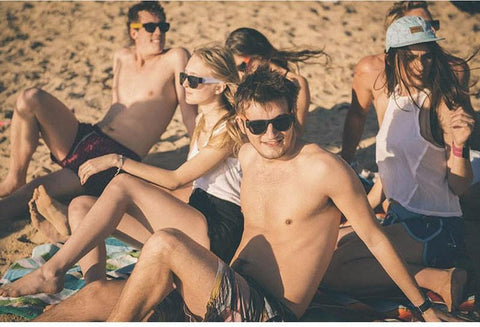 Tiempo en la playa con gafas de sol polarizadas espejadas moldeables