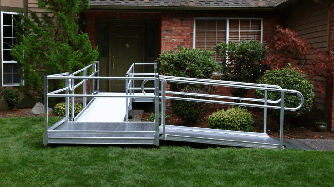 Pathway 3G Modular aluminum ramp with a platform turn at the entry of a home