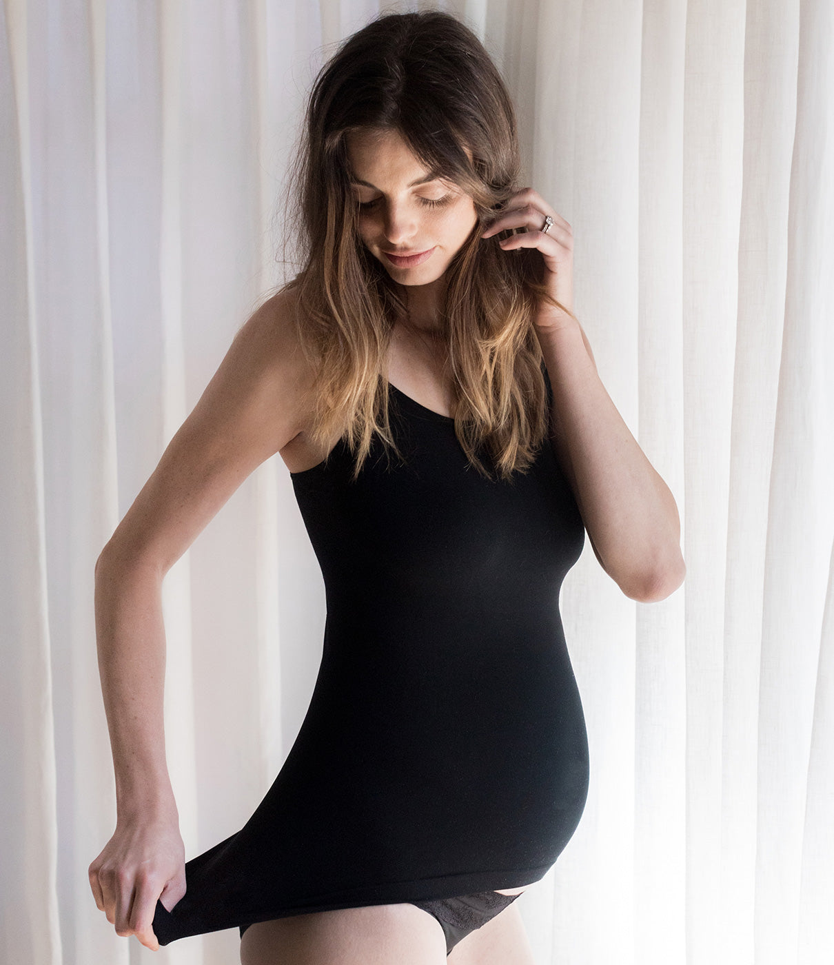 SEAMLESS CAMIThe essential layering piece from Tri 1 to postpartum. This extra-long, ultra-soft seamless knit expands and recovers with your changing shape.