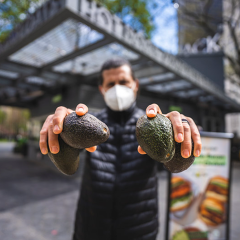 Davocadoguy sostiene aguacates perfectamente maduros frente a la ubicación insignia de Shake Shack NYC en Madison Square Park. Inicio del lanzamiento de su Avocado Burger y con Davocadoguy por tiempo limitado solo en 2021
