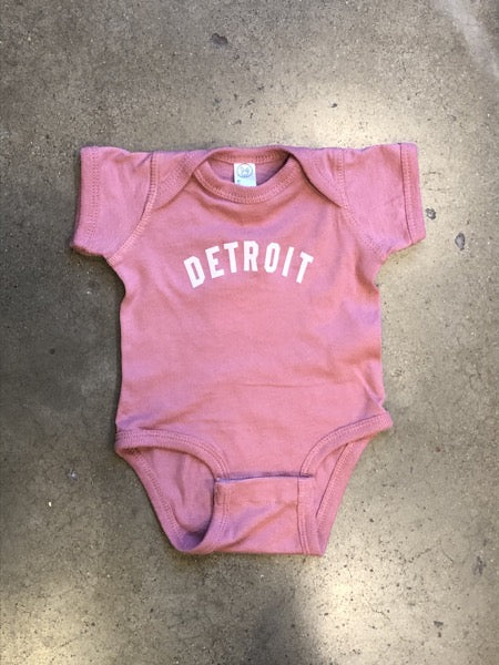 Detroit Collegiate Arch Onesie / Holly Berry / Baby - Pure Detroit