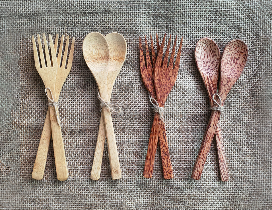 https://cdn.shopify.com/s/files/1/0082/1336/4788/files/Complete_your_eco_tableware_w__Wooden_Utensils_made_of_bamboo_scrap_coconut_wood_reusable_compostable_Bamboo_Straws..png?v=1602206399