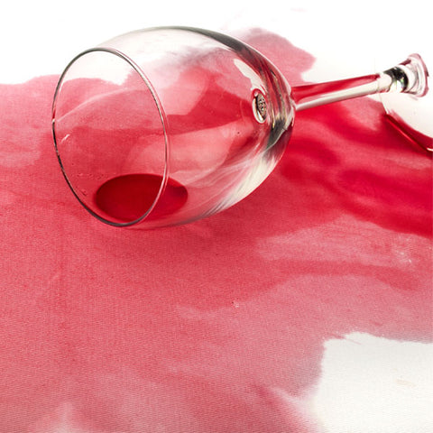 Verre de vin rouge renversé