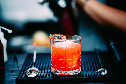 https://cdn.shopify.com/s/files/1/0082/6150/0991/files/Red-cocktail-on-the-bar_480x480.jpg?v=1644326309