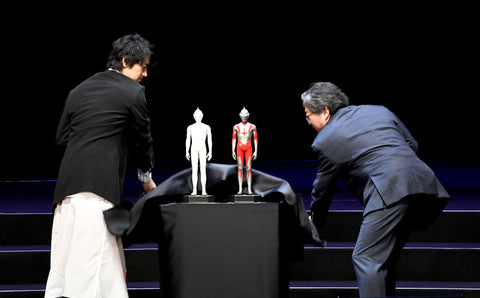 Saito and Higuchi unveil Shin Ultraman maquette ©Tsuburaya Productions