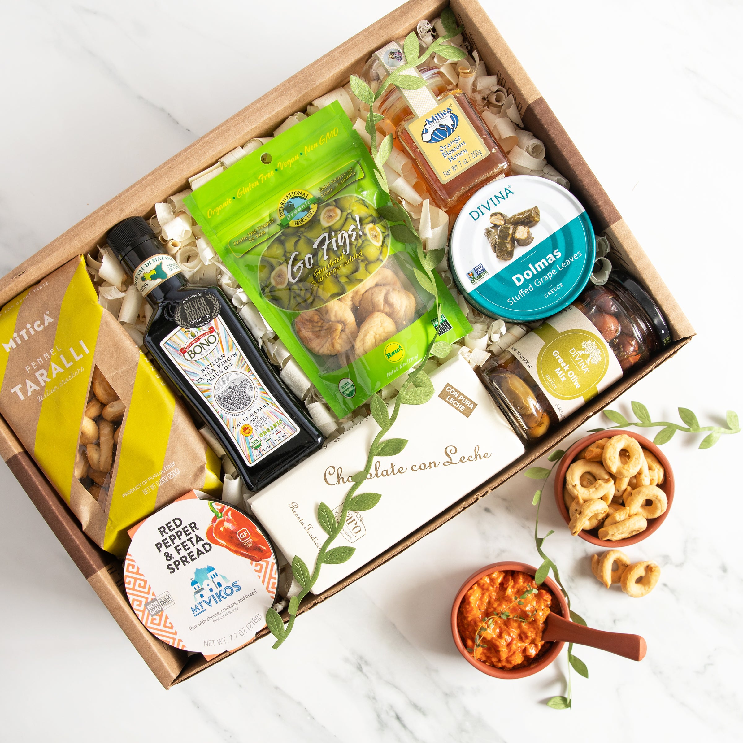 Khám phá những hương vị tuyệt vời của Địa Trung Hải với quà tặng đầy đủ trong một chiếc hộp. Tận hưởng những trải nghiệm ẩm thực hoàn hảo từ các nước địa Trung Hải, cùng với những loại thực phẩm tinh túy. Hãy xem hình ảnh để có thể góp phần trải nghiệm trọn vẹn hơn! 