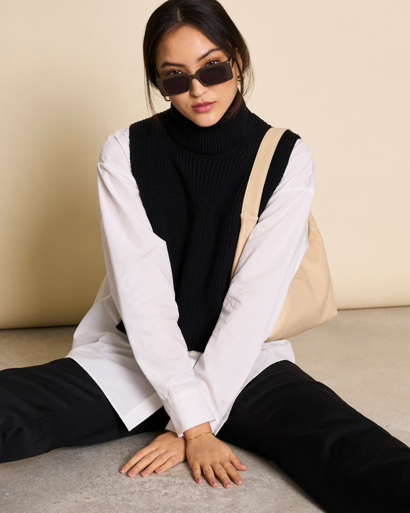 Model mit Sonnebrille, Tasche, Rolli und Hemd von JAN ’N JUNE