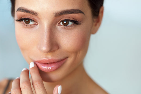 Woman with naturally full eyebrows and plump lips