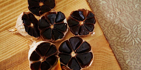 Ail noir : un aliment délicieux, riche en bienfaits et simple à
