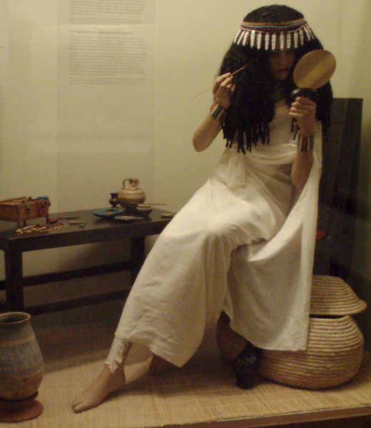 Ancient Egyptian woman applying makeup. Royal Ontario Museum, Canada. Source. 