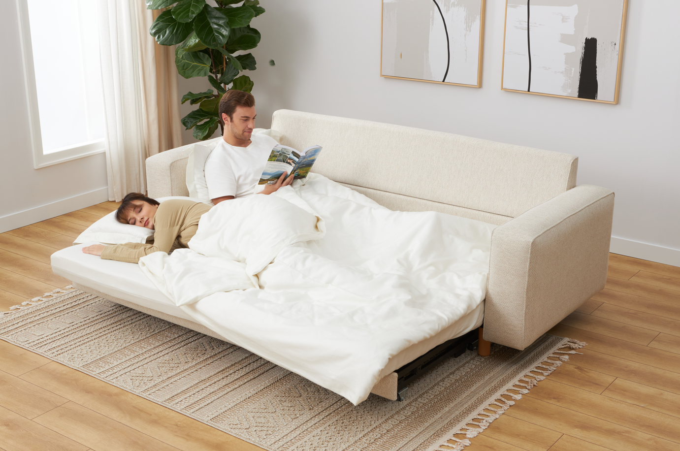 Losa yataklı koltukta iki kişi rahatça uyuyabilir