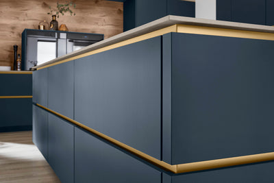 Planungsabschluss - easytouch küche mit goldenen details und blaue küche, unterschränke