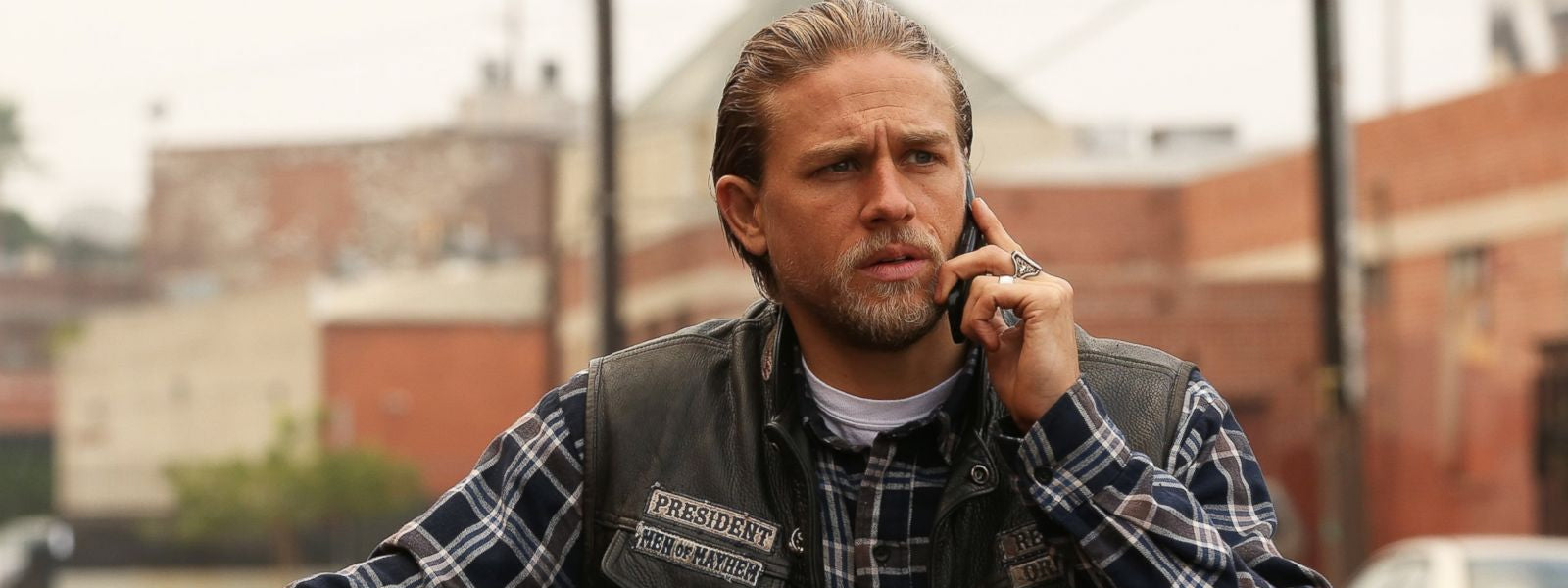 Charlie Hunnam et Ron Perlman : quand les Sons of Anarchy se font