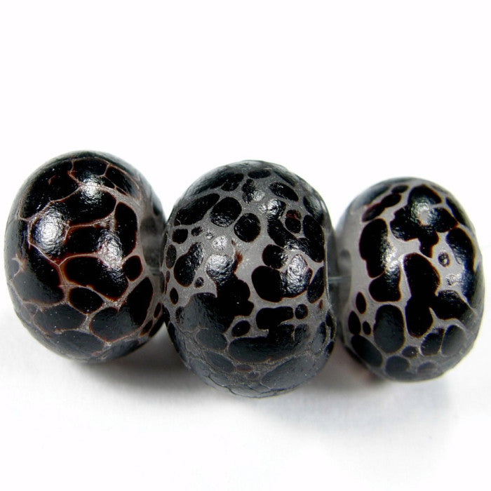 https://covergirlbeads.com/collections/handmade-lampwork-glass-frit-beads/products/lampwork-glass-bead-set-handmade-lampwork-beads-clear-black-frit-etched