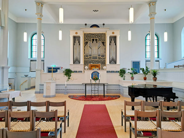 Church with custom-made carpet by Maria Löw