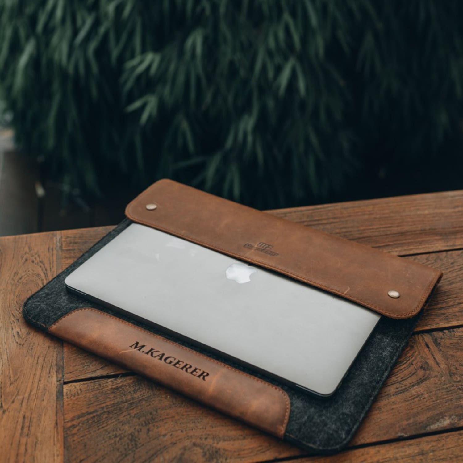 MegaGear Fine Leather and Fleece Sleeve Bag for MacBook Pro, MacBook Air and iPad Case - Cell Export GT product image