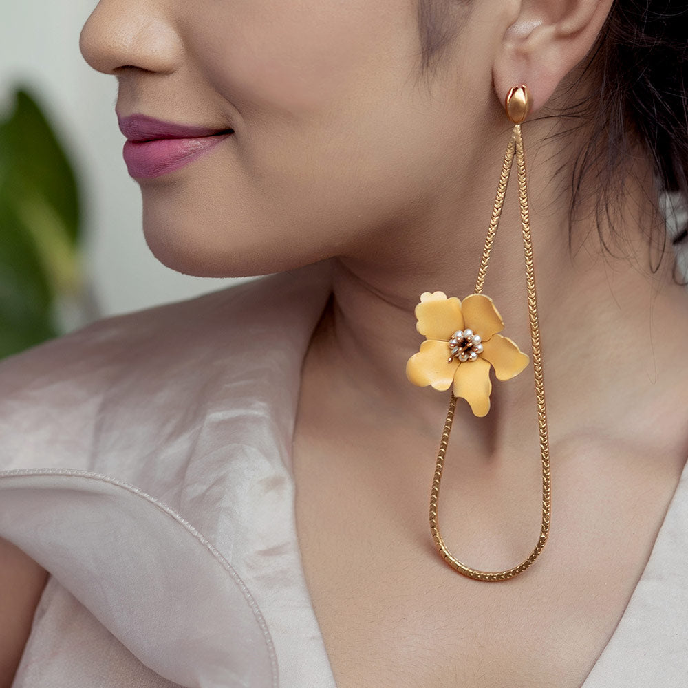 GOLD TONED DROP EARRINGS WITH AMBER YELLOW LILIES