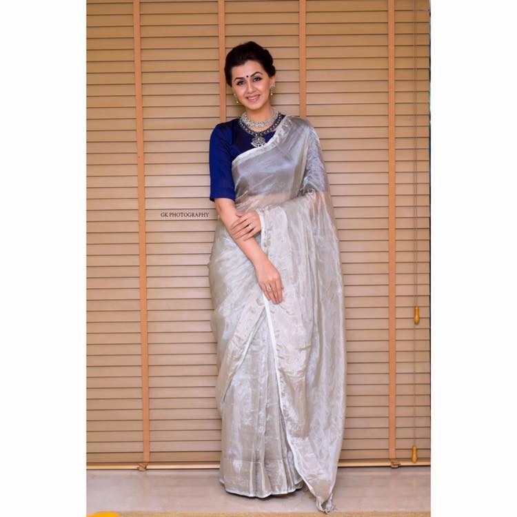 white saree with navy blue blouse