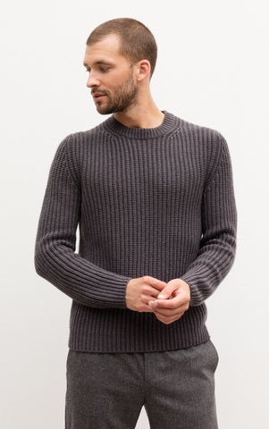 Sweatshirts für Männer sind optisch ansprechend und bequem.