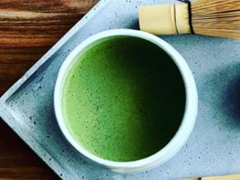 Schaumiger Matcha-Tee - Matcha Oishii