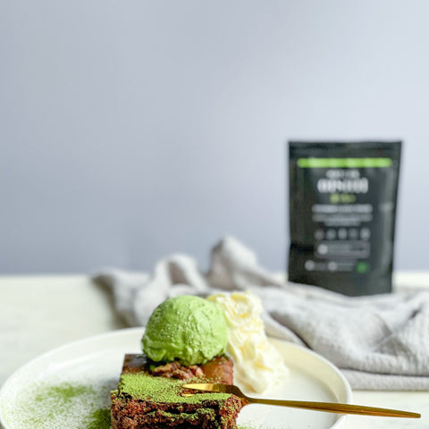 Matcha-Grüntee-Eiscreme und Brownie - Matcha Oishii