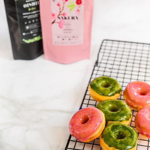 Sakura Cherry Blossom Donuts und Matcha Donuts - Matcha Oishii