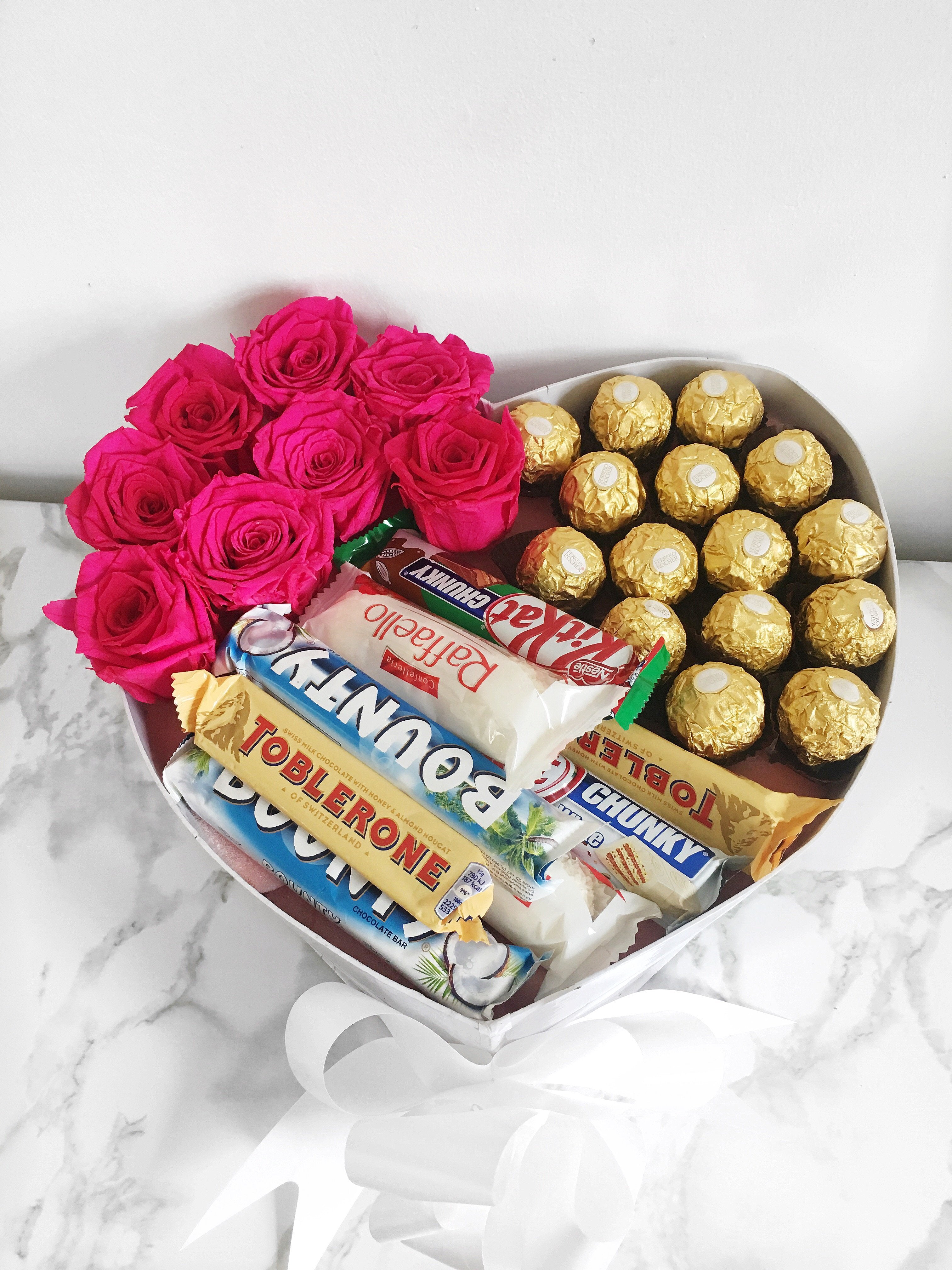 LARGE ROUND BOX WITH ROSES, FERRERO AND MINI MOET – Larisalefleur Florals