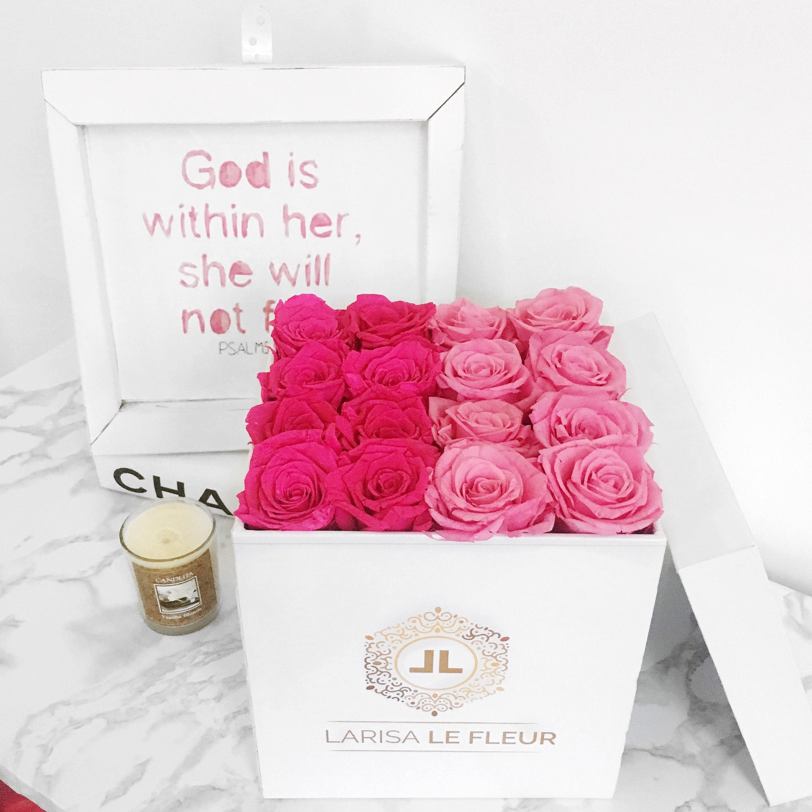 LARGE ROUND BOX WITH ROSES, FERRERO AND MINI MOET – Larisalefleur Florals