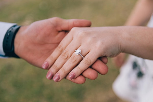 Like in the West, engagement rings are also commonly worn by married couples-to-be in the Philippines.