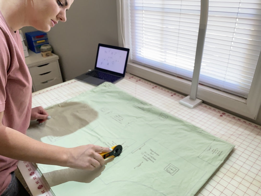 Sewing projector projecting on fabric