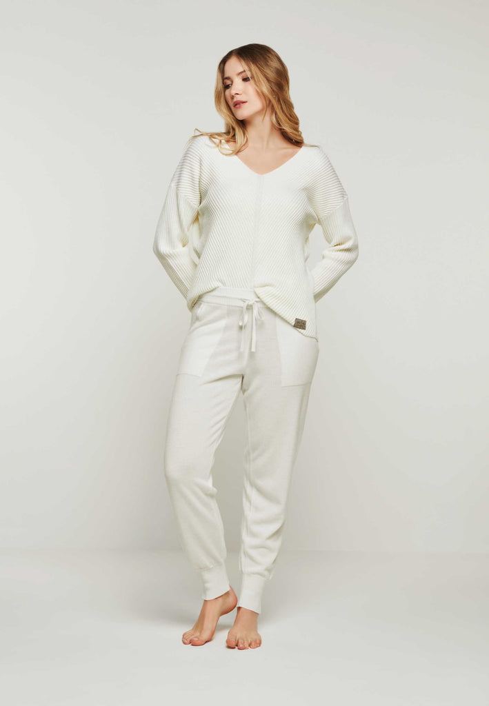 weißes Luxury Loungewear Outfit Pullover und Hose