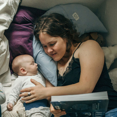 Die Mama benutzt den Stillmond als Kopfkissen. Das Bio Stillkissen von Zellmops ist multifunktional und in Deutschland produziert.