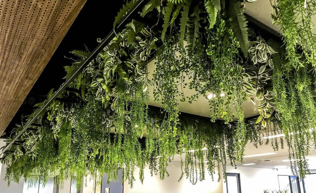 UNE BELLE DÉCORATION MURALE AVEC DES PLANTE TOMBANTE ARTIFICIELLE