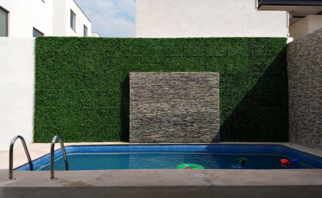mur végétal artificiel avec piscine