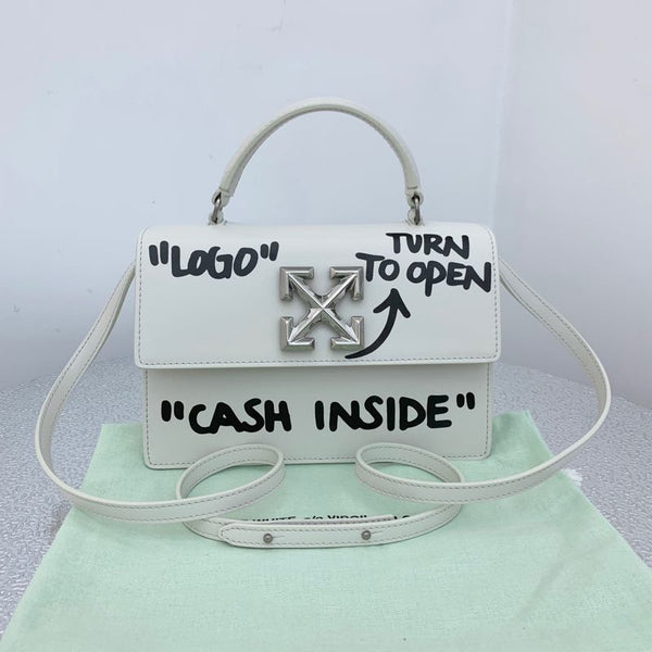 logo turn to open cash inside bag