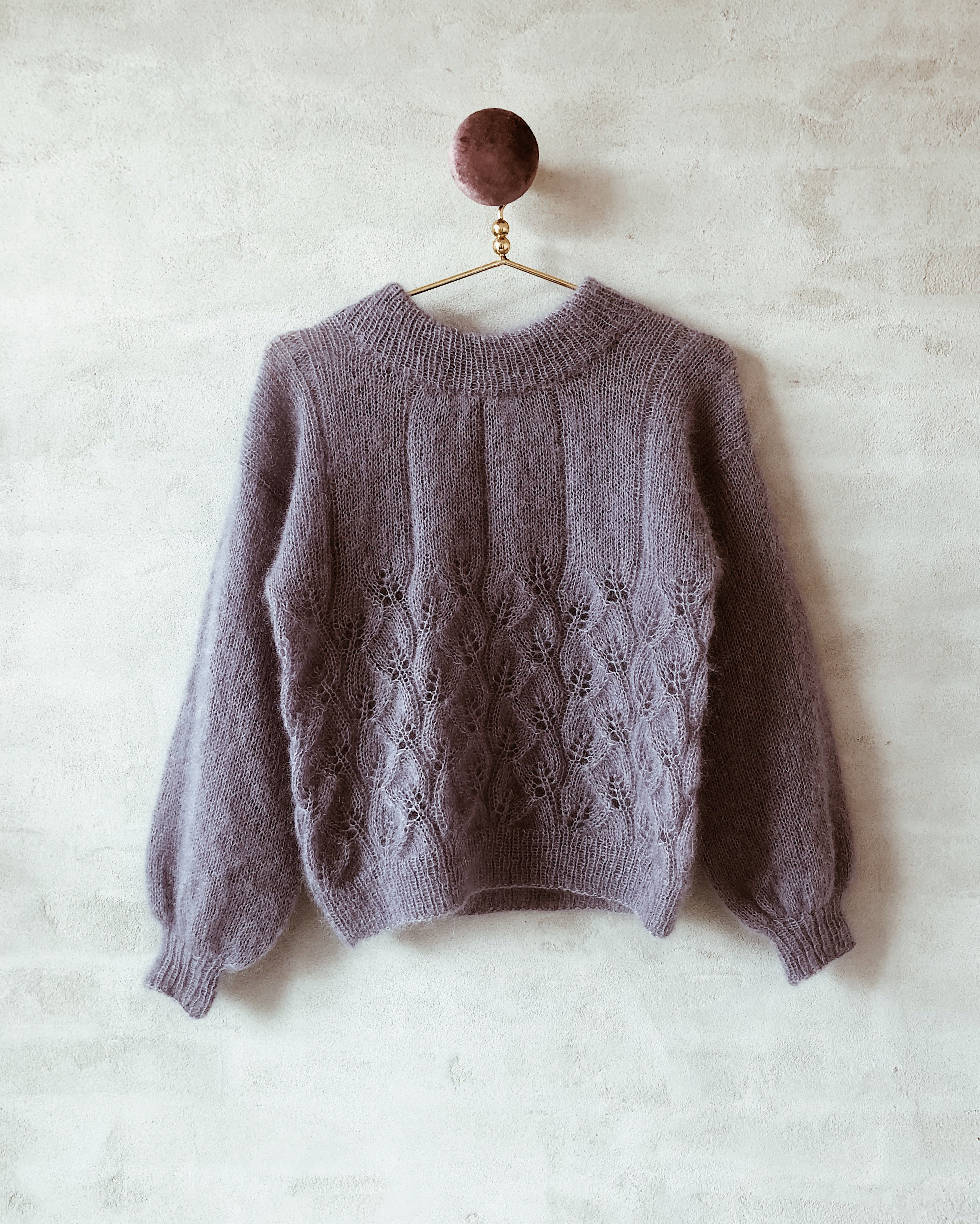 Leaf sweater with twist – plummum