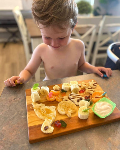 https://cdn.shopify.com/s/files/1/0085/1987/6708/files/Sandwich_cutters_DEJ_Kids_Child_with_fun_snack_platter_480x480.jpg?v=1610931998