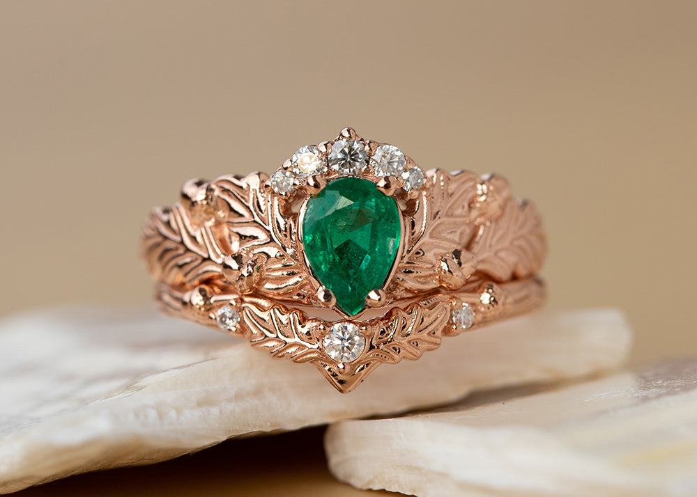 Unique emerald engagement ring set