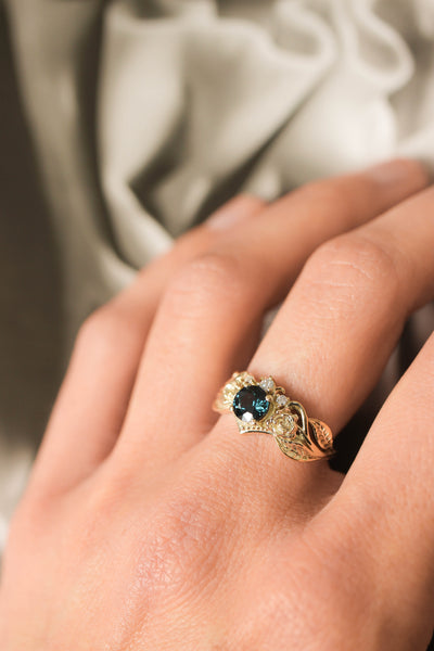 Engagement ring with two roses, sapphire and diamonds - Eden Garden Jewelry™