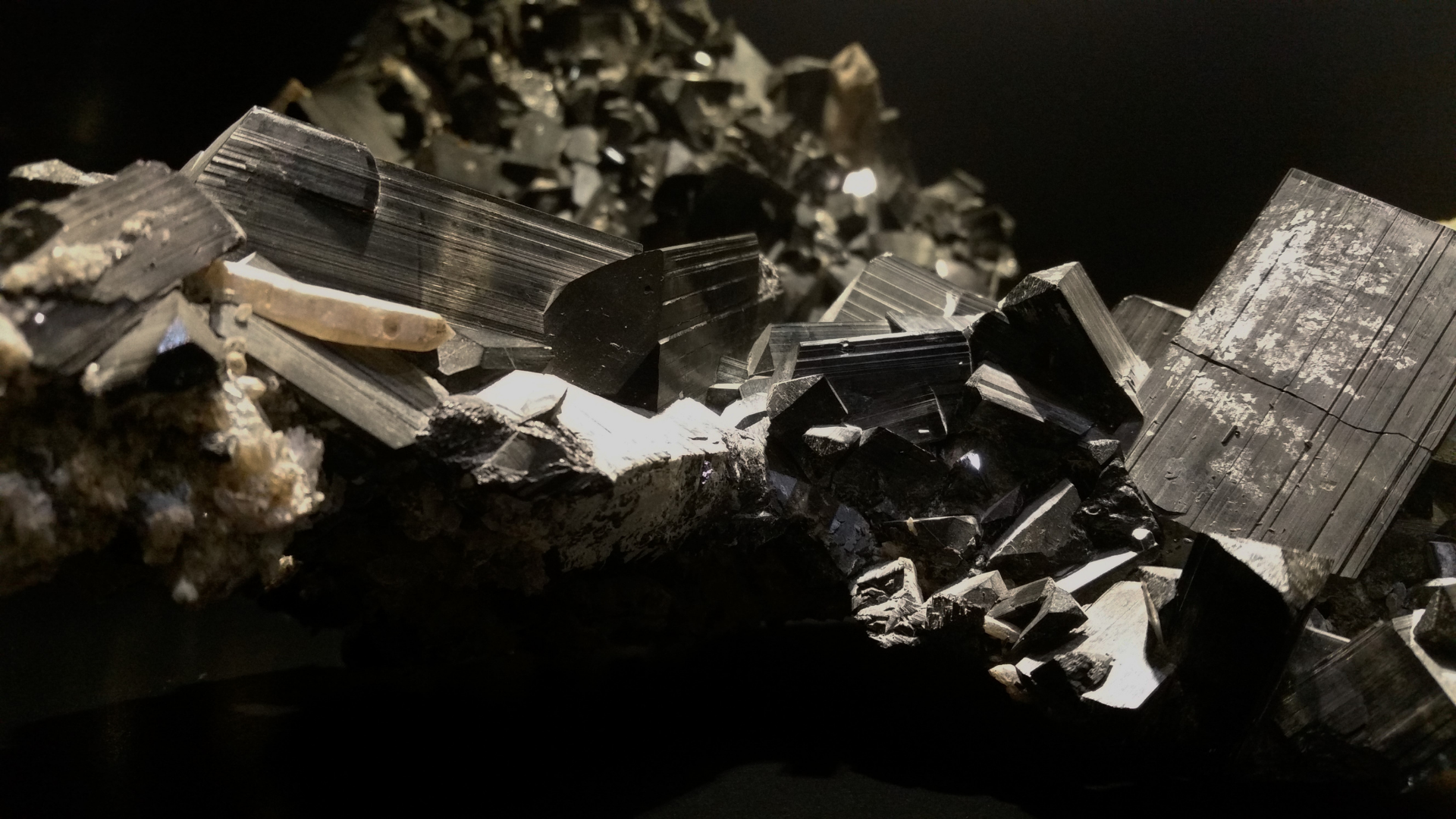 Black Tourmaline to manifest new year resolutions