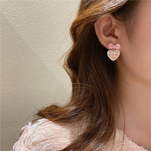 Cute Earrings & Round Glasses – Tokyo Fashion