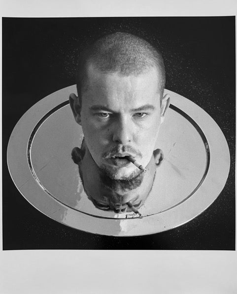 Ann Ray, Les inachevés, My Head on a Plate (Ma tête sur un plateau), Londres, Lee McQueen, 2000