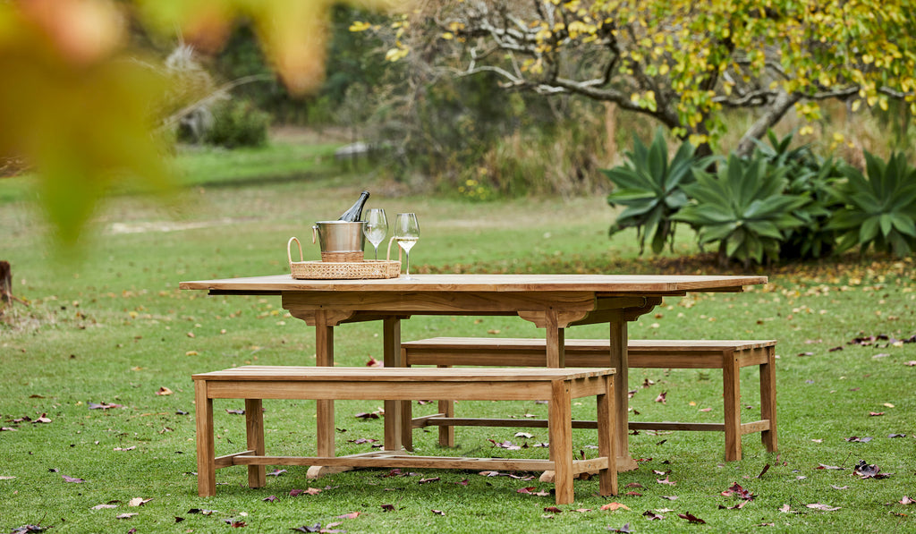 teak bench setting