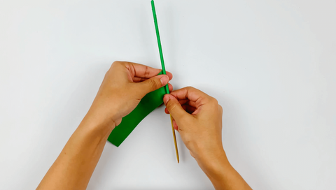 Making own thistle plant with a stick and paper